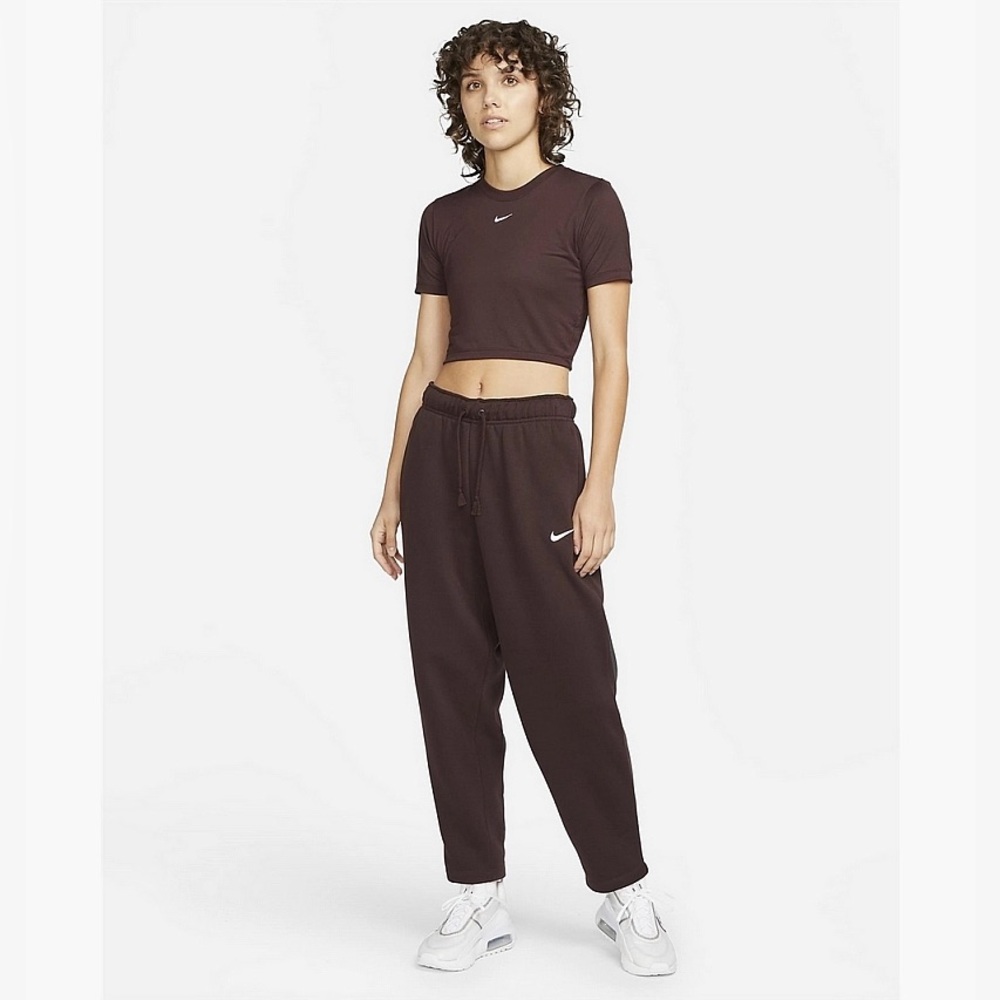 Nike Essentials Cropped Sweatpants.
